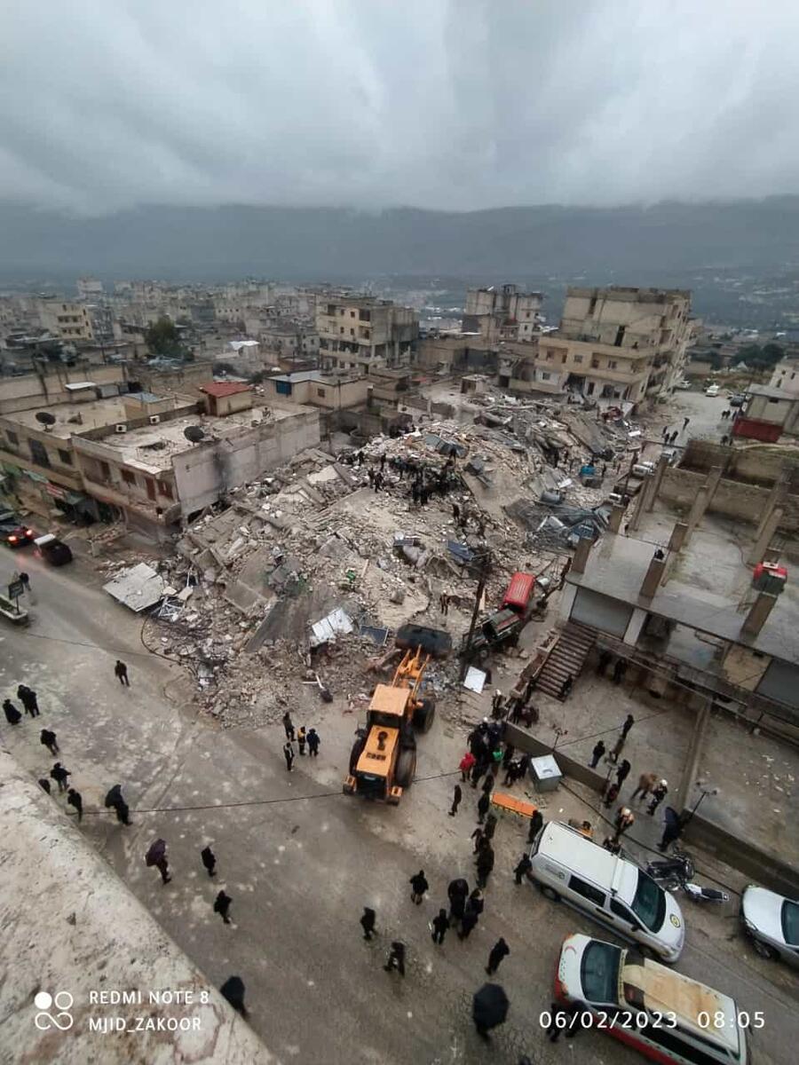 Retroexcavadora quitando escombros del terremoto de Siria y Turquía