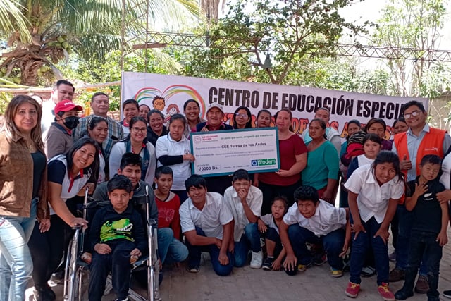 Entrega cheques en Cotoca