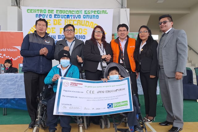 Entrega cheques en Oruro