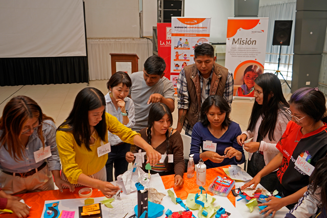 Yukiko Yamada trabajando con jóvenes activistas ambientales