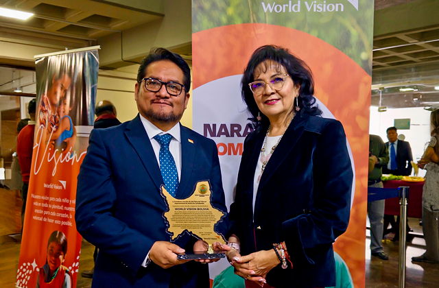 Martha Saavedra, Presidenta del TDJ Cochabamba y Juan Carlo Ramirez, Director País de World Vision Bolivia