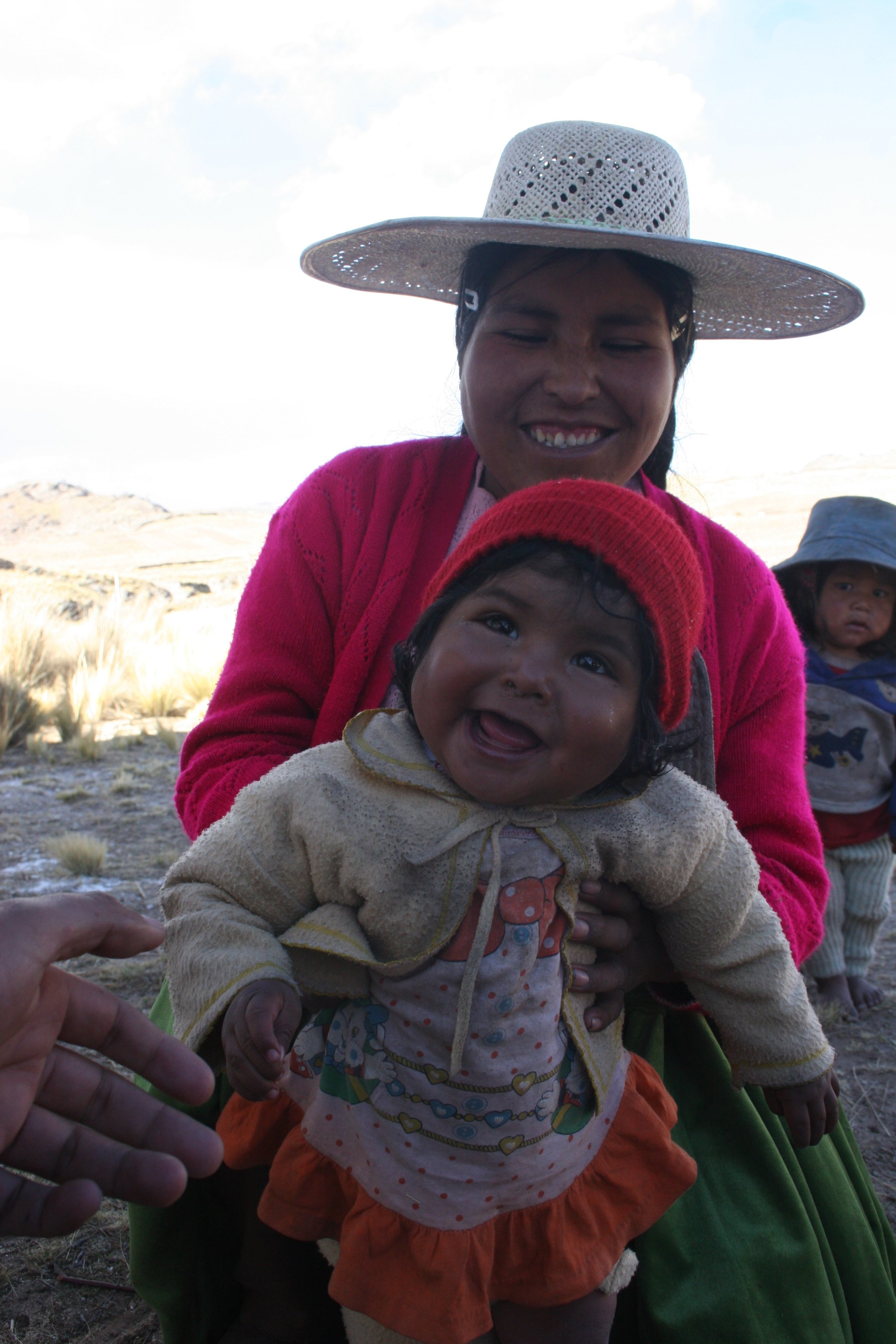 PDA KHANTATI Cuidado y proteccion. Martha cuida y protege a su bebe Carmen Rosa de unos meses. ella ama a su bebe.