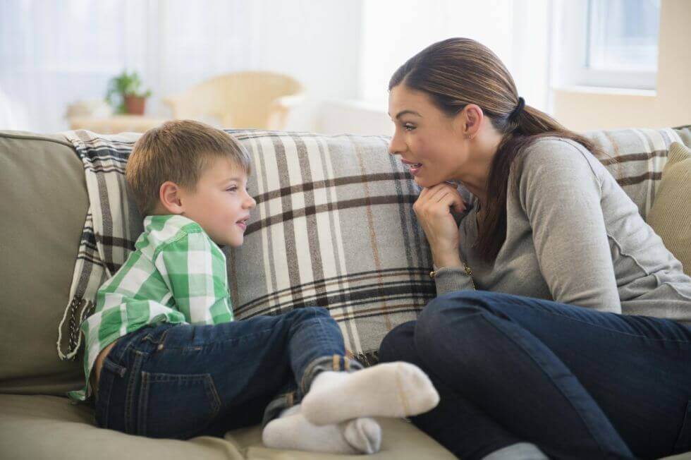 madre-hablando-con-su-hijo