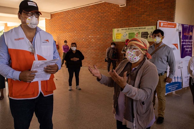 Mujer agradeciendo al personal de World Vision Bolivia por las donaciones