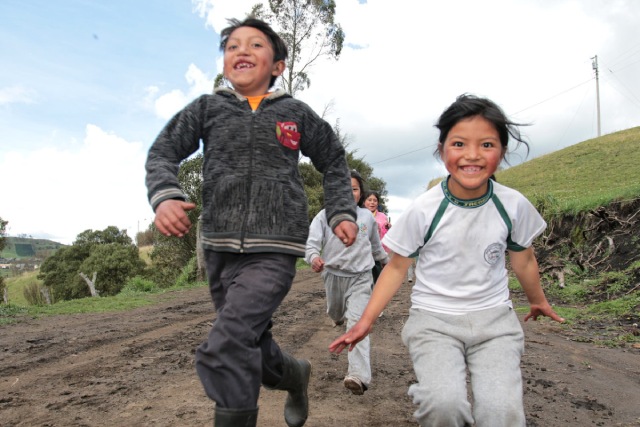 Niños corriendo felices en el campo