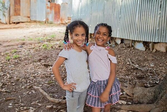 Dos niñas felices y sonriendo en la calle