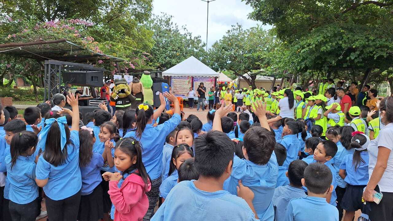 Niños y niñas reunidas