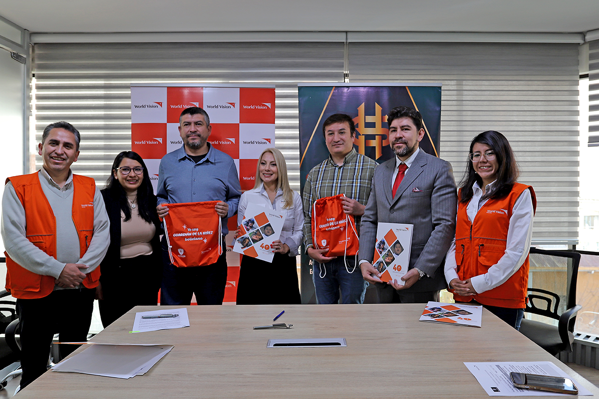 Personal de World Vision y Goldenhope